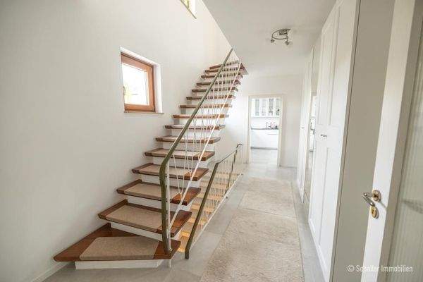 Flur mit Treppe ins OG