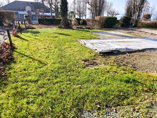 Auf der linken Seite ist genug Platz für ein zweites Fahrzeug 