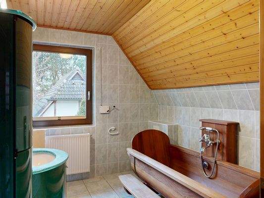 Tageslicht-Wannenbad im Dachgeschoss