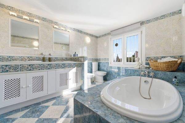 Suite bathroom in 2nd master bedroom in villa in Costa d'en Blanes