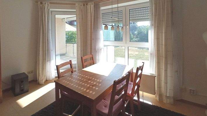 Wohnzimmer mit Zugang zum Balkon