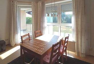 Wohnzimmer mit Zugang zum Balkon