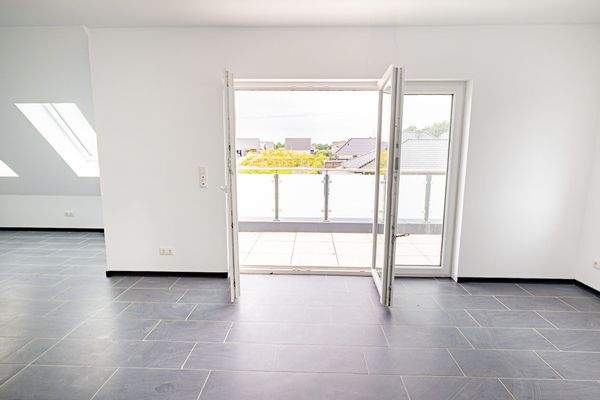 Wohnbereich mit Zugang zum Balkon