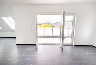 Wohnbereich mit Zugang zum Balkon