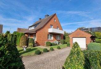 Giebelseite und Hofzufahrt