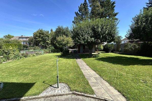 Garten mit Gartenhaus