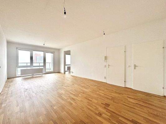 Wohnzimmer mit Bad, WC und Eingangsbereich