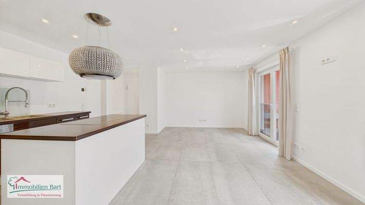 offener Wohn-/Essbereich mit Küche und Zugang zum Balkon