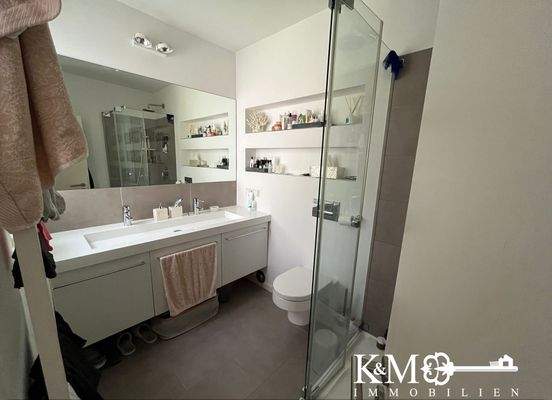 Badezimmer mit Dusche