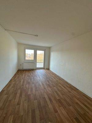 Wohnzimmer mit Balkon