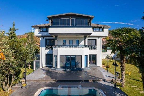 Stunning Homes in İstanbul with Private Pool and Garden