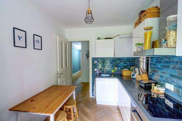 Wohnküche mit Einbauküche