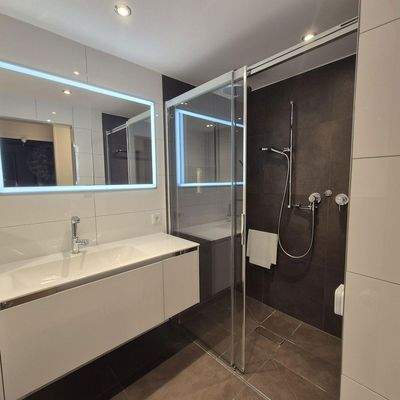 Bad mit Regendusche und Sitz