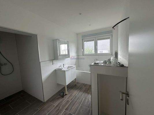 Bad mit Wanne und DuschEcke