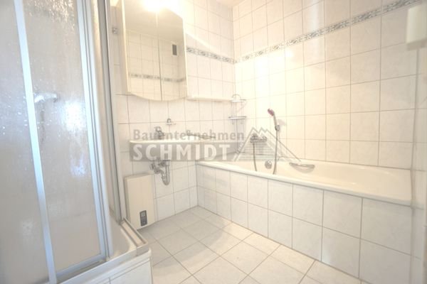Bad mit Wanne und Dusche