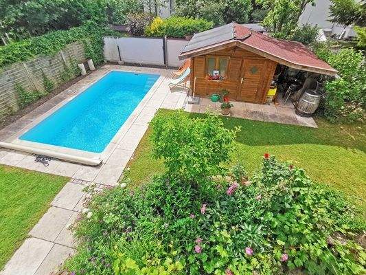 Ruhiger Garten mit Pool