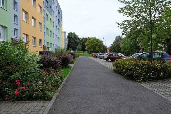 Wohnhaus + PKW-Stellplätze