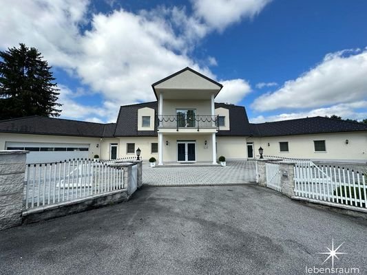 Zufahrt zu Garage und 3 Eingangstüren.