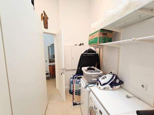 Hauswirtschaftsraum mit Zugang zur Garage