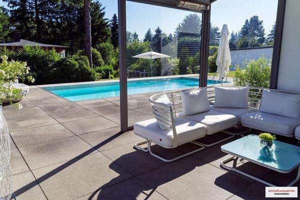 Blick vom überdachten Teil der Terrasse zum Pool