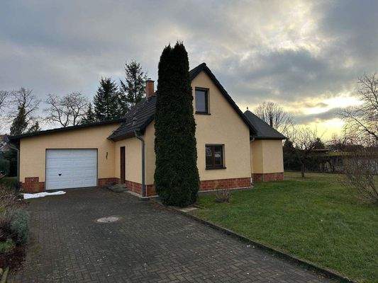 Hausansicht mit Garage