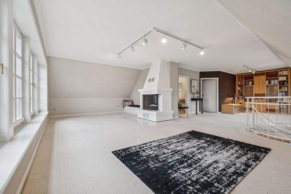 Viel Platz mit Kamin im Obergeschoss