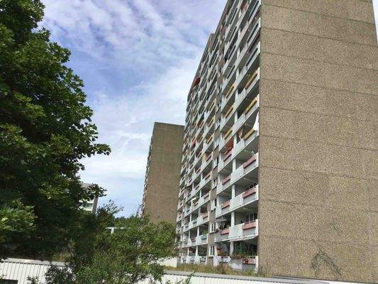 Rückansicht des Wohnhauses mit Balkonen