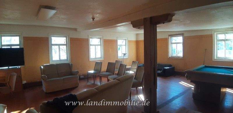 im Saal im ersten Stock