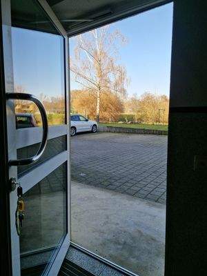 8 Ausgang zum Hof_Parkplatz z.jpg