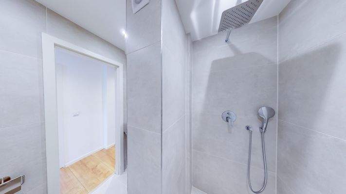 Badezimmer mit Dusche