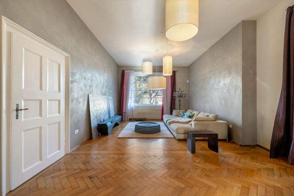 Wohnzimmer mit Atelierfenster