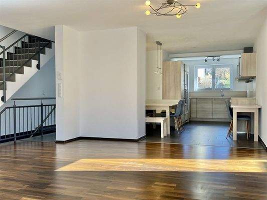 Heller Wohn-/Ess-/Küchenbereich