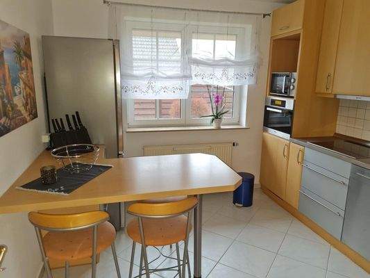 Küche mit Einbauküche im Erdgeschoss