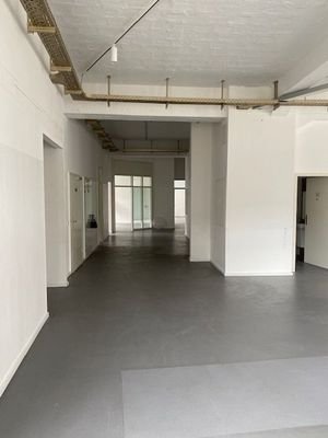 Raum 1 mit Blick zum Eingangsbereich
