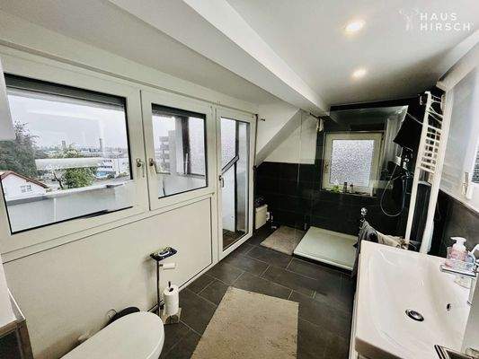 Badezimmer mit Balkon