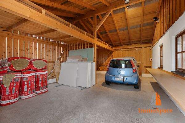 Stadel mit Parkmöglichkeiten für mehrere Autos