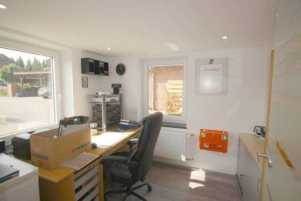 Fertig möbliertes Büro mit Schreibtisch, Schrank etc