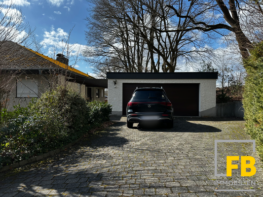 Außenanlage: Garage und Außenstellplatz