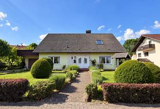 Symmetrisches Einfamilienhaus mit gepflegtem Garten