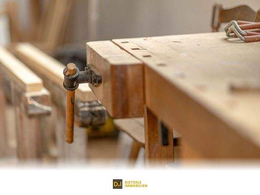 Werkhalle mit Ausstattung