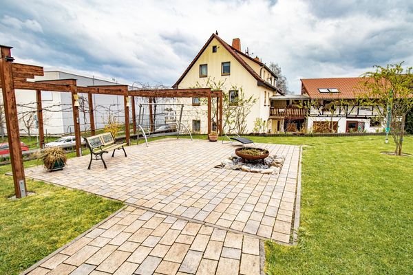 Garten zum Verweilen mit Feuerschale.jpg