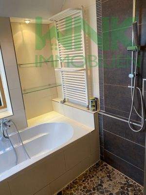 Badewanne und Dusche