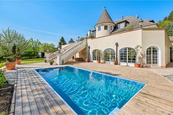 Salzburg-Villa-Luxus-Kauf-exklusiv-Aussenaufnahme-Pool-Anwesen-Terrasse