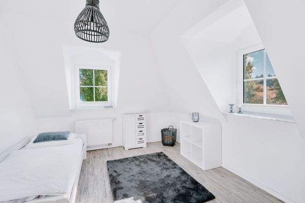 mögliches Kinderzimmer mit viel Tageslicht