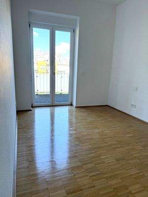 Helles Zimmer mit Balkon