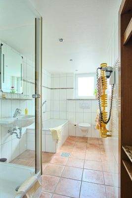 Bad mit Dusche und Wanne