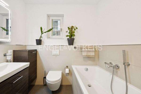 Tageslichtbad mit Wanne und Dusche