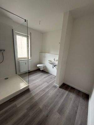 Bad mit Dusche im OG