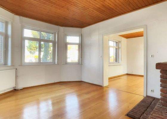 Sep. Kaminzimmer mit Erker