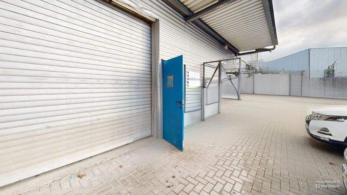 Buro-mit-Industiehalle-in-bester-Lage-und-Verkehrsanbindung-zur-Schweiz-Garage-Defurnished 1